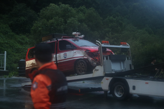 14일 오후 충남 논산시 양촌면 양지추모원 안에서 발생한 산사태로 피해를 입은 구급차가 견인을 기다리고 있다. 이날 산사태로 추모 원 방문객 일가족 4명이 매몰돼 2명이 숨졌다. [논산=연합뉴스]